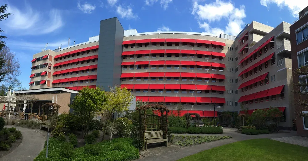 Projectzonwering van van 't Veer aan een gebouw